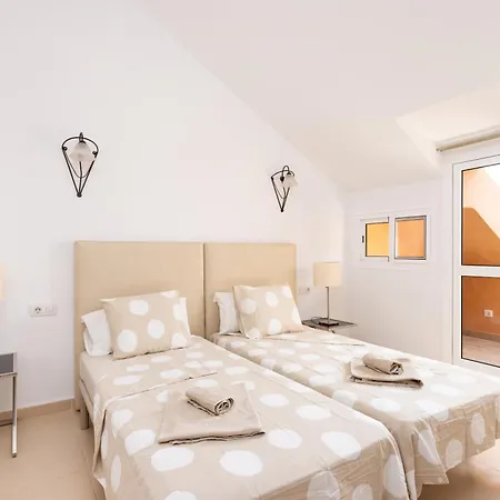 Exclusive Penthouse Playa Vistas 5 Close To Sea And Beach, Aircondition For A Fee, Wifi, Terrace, Heated Pool Apartament Playa de las Americas (Tenerife)